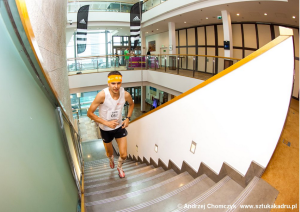 Piotr Lobodzinski in full flight at the Intercontinental Tower Run (©Andrzej Chomczyk - http://www.sztukakadru.pl/)