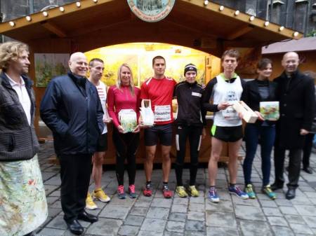 The victorious Hausleitner (centre) and female podium finishers with Lechner (l) and third place Artner (r).