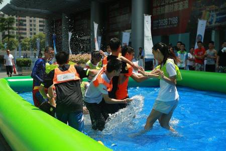 Pre-race frolics in an inflatable pool outside the tower, 'cos why not??